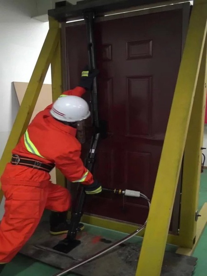 一款可以同時(shí)打開(kāi)內(nèi)開(kāi)門(mén)和外開(kāi)門(mén)的破門(mén)神器！