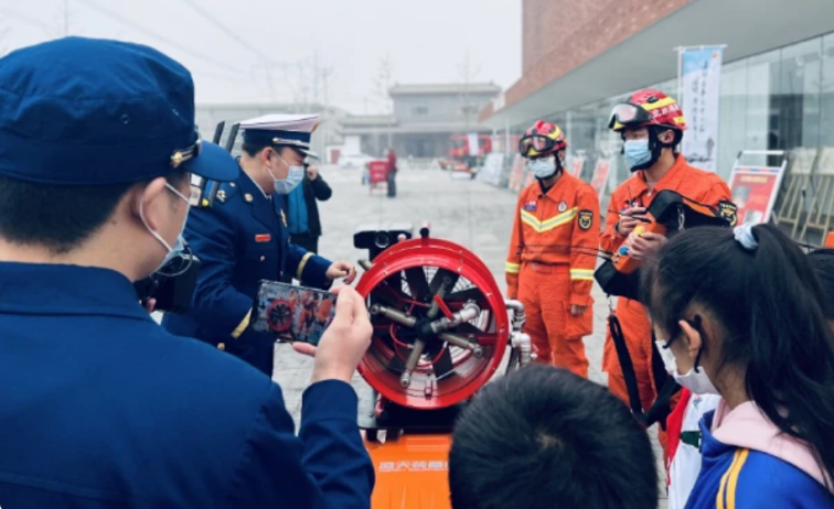 1694398923803102.png 1.RXR-MC80BD 防爆消防滅火偵察機(jī)器人(輕型)2021.11通州消防支隊(duì)宋莊119演練1(1).png