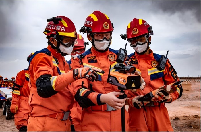 1757043546390485.jpg 內(nèi)蒙古消防開展“北疆藍光·2025”全區(qū)消防救援隊伍地震災害救援實戰(zhàn)拉動演練.jpg