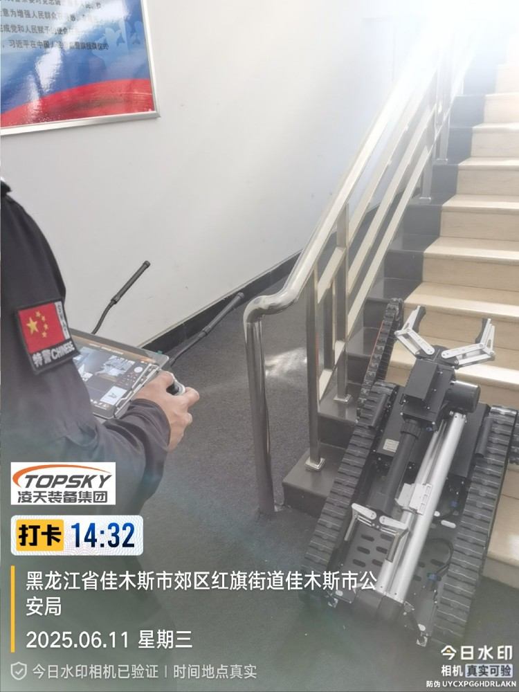 1762150682994655.jpg 排爆機(jī)器人單擺臂驗收.jpg