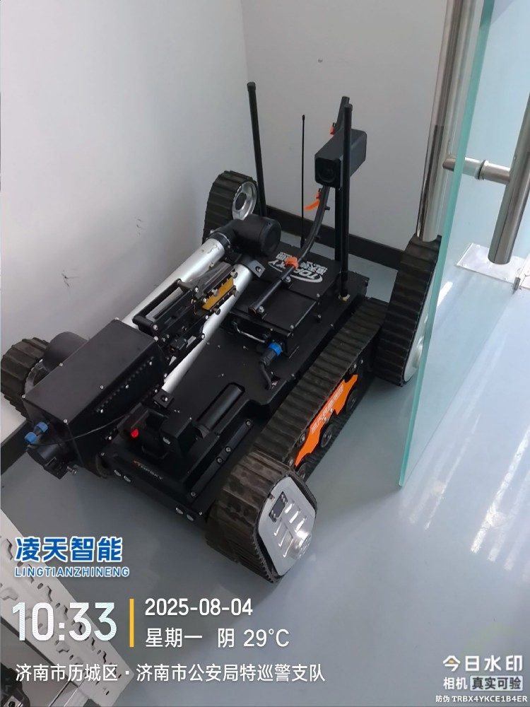 1762154996318648.jpg 雙擺臂排爆機(jī)器人驗收.jpg